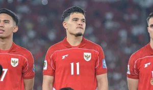 Ragnar Oratmangoen saat membela Timnas Indonesia. Ia dikabarkan resmi hengkang dari FCV Dender dan berpotensi kembali merumput di Liga Belanda.