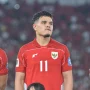 Ragnar Oratmangoen saat membela Timnas Indonesia. Ia dikabarkan resmi hengkang dari FCV Dender dan berpotensi kembali merumput di Liga Belanda.