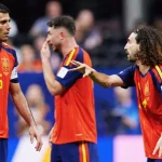 Diskusi di lapangan: Para pemain timnas Spanyol berkoordinasi di tengah laga Piala Dunia 2026.