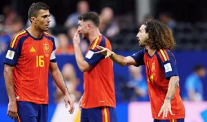 Diskusi di lapangan: Para pemain timnas Spanyol berkoordinasi di tengah laga Piala Dunia 2026.