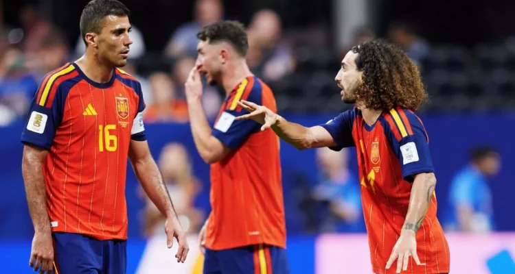 pemain-timnas-spanyol-piala-dunia-2026.webp Diskusi di lapangan: Para pemain timnas Spanyol berkoordinasi di tengah laga Piala Dunia 2026.
