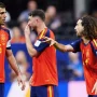 Diskusi di lapangan: Para pemain timnas Spanyol berkoordinasi di tengah laga Piala Dunia 2026.