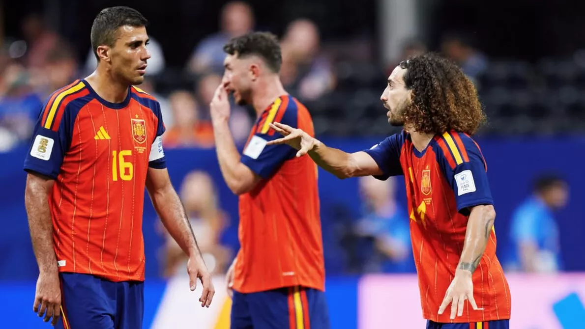 Diskusi di lapangan: Para pemain timnas Spanyol berkoordinasi di tengah laga Piala Dunia 2026.