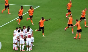Para pemain Timnas Belanda merayakan gol ke gawang Tunisia di lapangan sepak bola