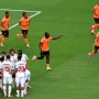 Para pemain Timnas Belanda merayakan gol ke gawang Tunisia di lapangan sepak bola