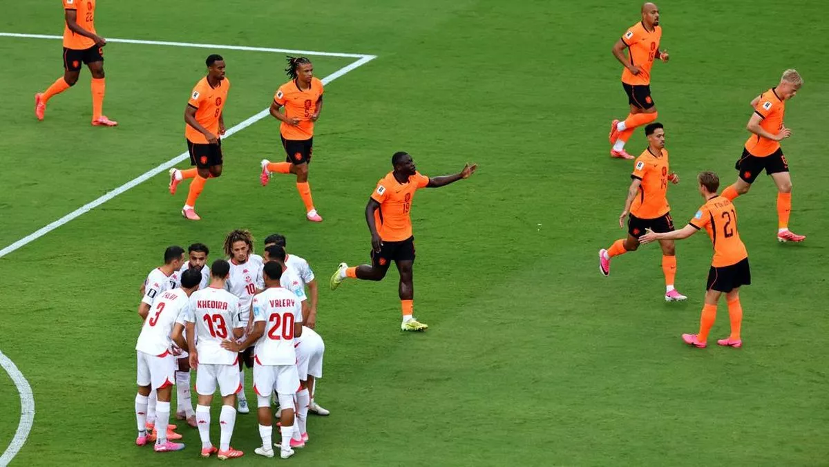Para pemain Timnas Belanda merayakan gol ke gawang Tunisia di lapangan sepak bola
