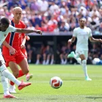 Ousmane Dembele dari timnas Prancis saat menendang bola ke gawang Norwegia dalam pertandingan Piala Dunia.