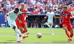 Ousmane Dembele dari timnas Prancis saat menendang bola ke gawang Norwegia dalam pertandingan Piala Dunia.