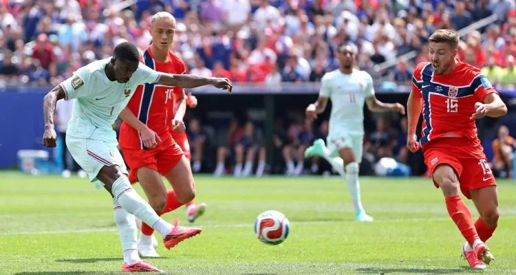 Ousmane Dembele dari timnas Prancis saat menendang bola ke gawang Norwegia dalam pertandingan Piala Dunia.