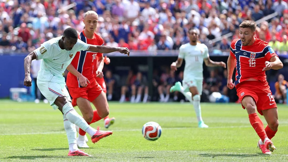 Ousmane Dembele dari timnas Prancis saat menendang bola ke gawang Norwegia dalam pertandingan Piala Dunia.