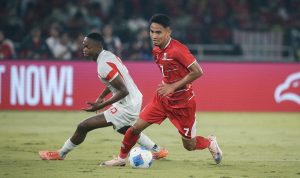 timnas-indonesia-vs-mozambik-fifa-matchday.webp Pemain Timnas Indonesia dengan jersey merah sedang menggiring bola melewati pemain Mozambik dalam laga FIFA Matchday.