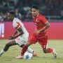 Pemain Timnas Indonesia dengan jersey merah sedang menggiring bola melewati pemain Mozambik dalam laga FIFA Matchday.