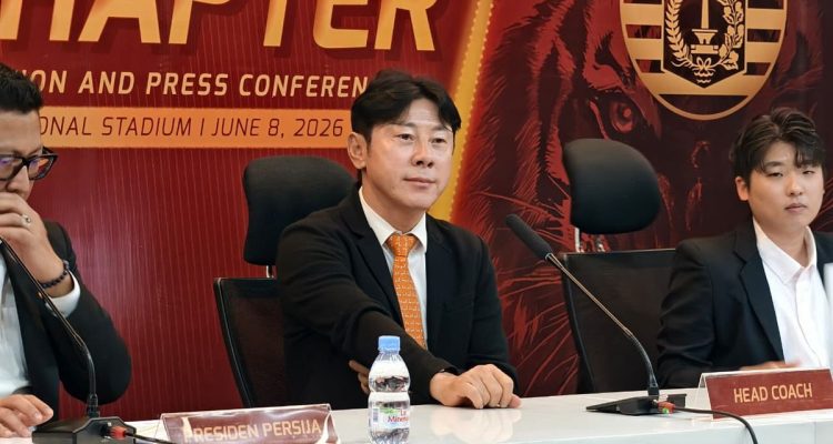 shin-tae-yong-pelatih-baru-persija.webp Shin Tae-yong saat menghadiri konferensi pers resmi sebagai pelatih baru Persija Jakarta.