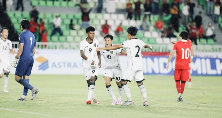 Para pemain Indonesia U-19 merayakan gol dengan gembira saat bertanding melawan Myanmar di Piala AFF U-19 2026.