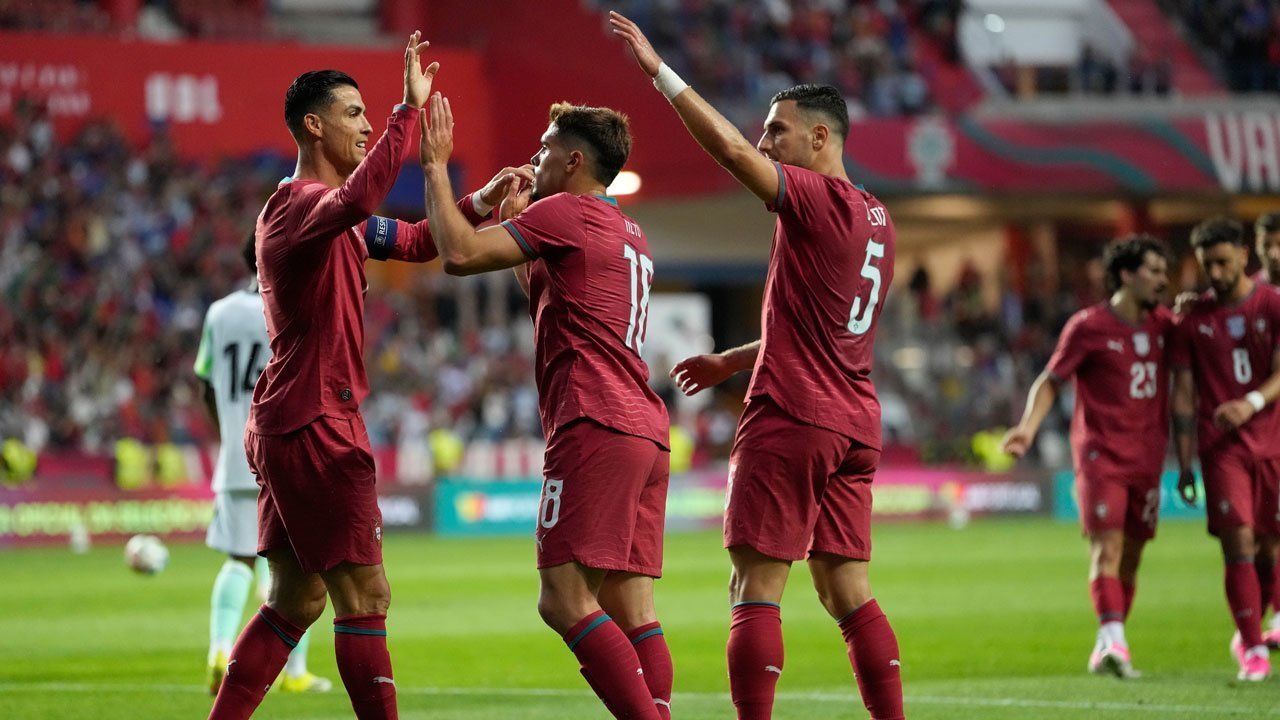 Para pemain Timnas Portugal melakukan selebrasi di lapangan setelah mencetak gol ke gawang Nigeria.