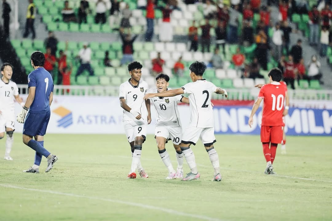 Para pemain Indonesia U-19 merayakan gol dengan gembira saat bertanding melawan Myanmar di Piala AFF U-19 2026.