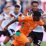 aksi-pemain-timnas-jerman-vs-pantai-gading.webp Perebutan bola sengit antara pemain timnas Jerman dan penyerang Pantai Gading dalam laga penentu babak grup.