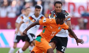 Perebutan bola sengit antara pemain timnas Jerman dan penyerang Pantai Gading dalam laga penentu babak grup.