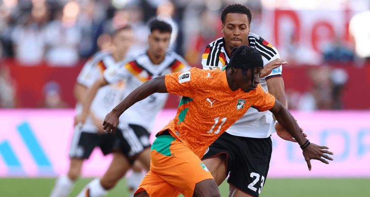 Perebutan bola sengit antara pemain timnas Jerman dan penyerang Pantai Gading dalam laga penentu babak grup.