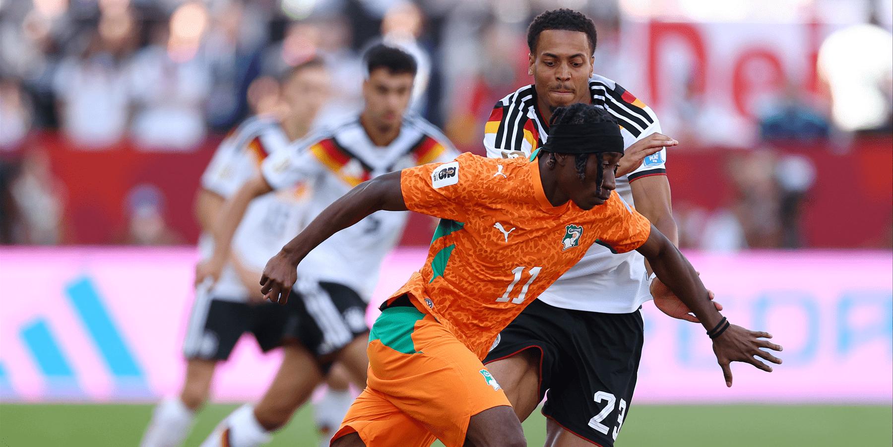 Perebutan bola sengit antara pemain timnas Jerman dan penyerang Pantai Gading dalam laga penentu babak grup.