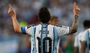 rekor-gol-piala-dunia-lionel-messi.webp Tampak belakang Lionel Messi mengenakan jersey timnas Argentina nomor punggung 10 sambil mengangkat kedua jari telunjuknya ke langit dalam selebrasi ikonisnya.