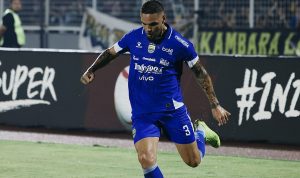 Pemain sepak bola Layvin Kurzawa mengenakan jersey biru Persib Bandung saat berlaga di lapangan.