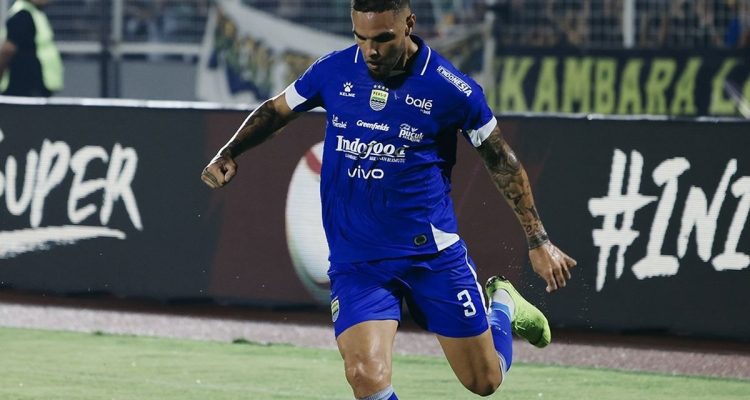 Pemain sepak bola Layvin Kurzawa mengenakan jersey biru Persib Bandung saat berlaga di lapangan.