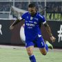 Pemain sepak bola Layvin Kurzawa mengenakan jersey biru Persib Bandung saat berlaga di lapangan.