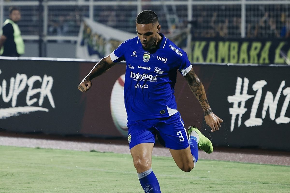 Pemain sepak bola Layvin Kurzawa mengenakan jersey biru Persib Bandung saat berlaga di lapangan.