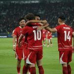 kenaikan-ranking-fifa-indonesia-terbaru.webp Selebrasi pelukan para pemain Timnas Indonesia di lapangan hijau setelah mencetak gol demi mendongkrak Ranking FIFA Indonesia.
