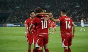 Selebrasi pelukan para pemain Timnas Indonesia di lapangan hijau setelah mencetak gol demi mendongkrak Ranking FIFA Indonesia.