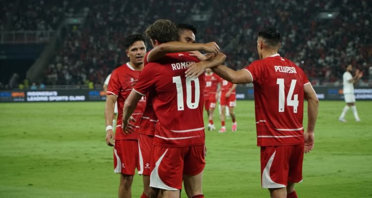 kenaikan-ranking-fifa-indonesia-terbaru.webp Selebrasi pelukan para pemain Timnas Indonesia di lapangan hijau setelah mencetak gol demi mendongkrak Ranking FIFA Indonesia.
