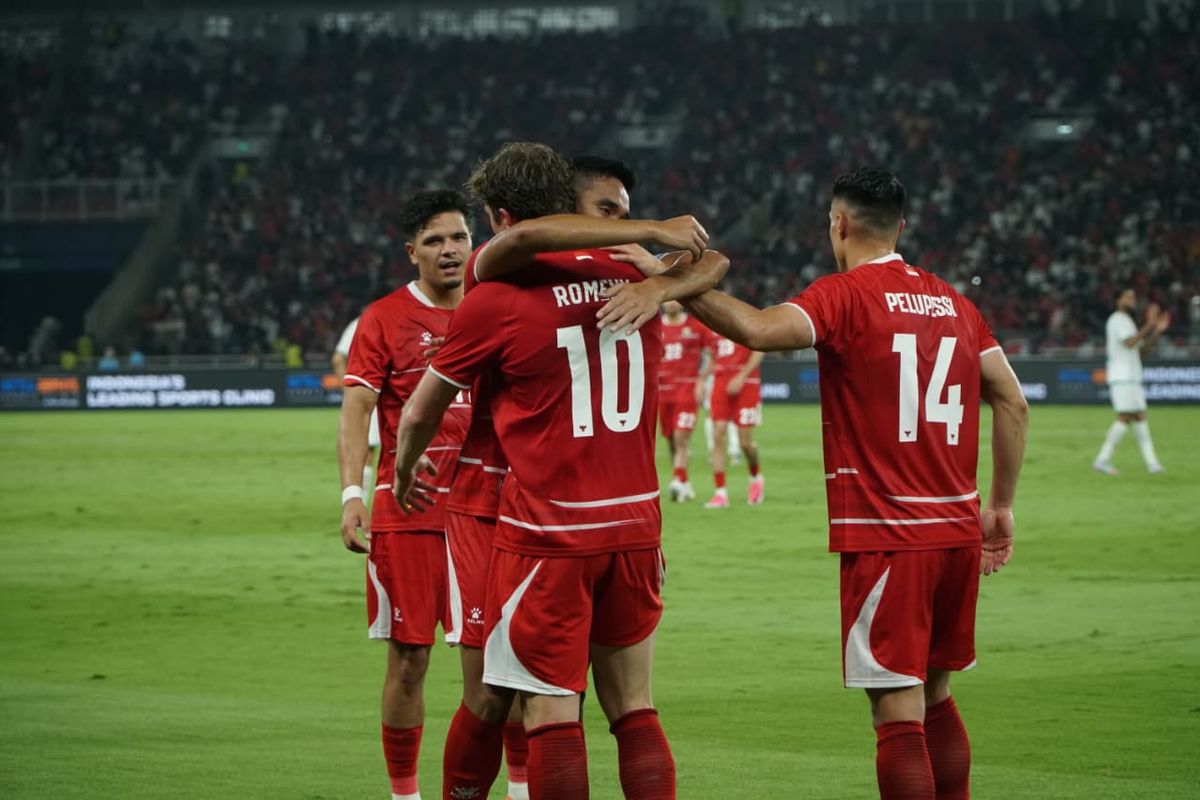 Selebrasi pelukan para pemain Timnas Indonesia di lapangan hijau setelah mencetak gol demi mendongkrak Ranking FIFA Indonesia.