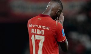 alasan-allano-lima-tinggalkan-persija-jakarta.webp Allano Lima tampak emosional dari belakang mengenakan jersey Persija Jakarta bernomor punggung 17.