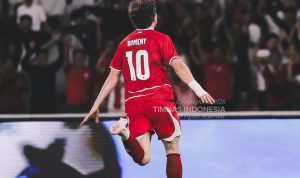Pemain Timnas Indonesia Ole Romeny nomor punggung 10 melakukan selebrasi setelah mencetak gol yang mendongkrak Ranking FIFA Indonesia.