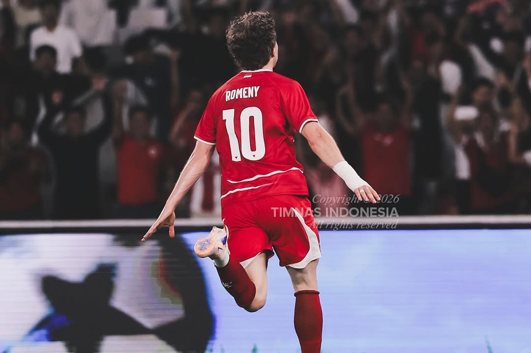 Pemain Timnas Indonesia Ole Romeny nomor punggung 10 melakukan selebrasi setelah mencetak gol yang mendongkrak Ranking FIFA Indonesia.