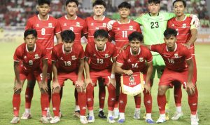 jadwal-timnas-indonesia-u19-vs-australia-piala-aff.webp Foto skuad utama Timnas Indonesia U-19 yang berfoto bersama di lapangan sebelum pertandingan Piala AFF U-19.