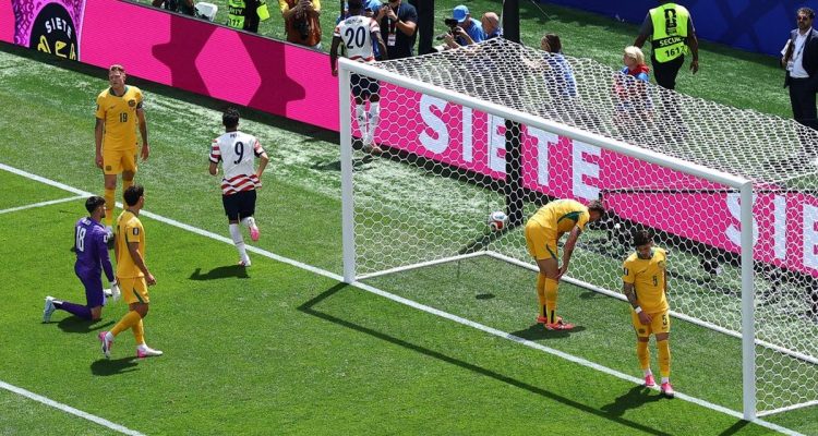 hasil-piala-dunia-amerika-serikat-vs-australia.webp Pemain timnas Amerika Serikat nomor punggung 9 merayakan gol ke gawang Australia yang dijaga kiper berbaju ungu dalam pertandingan Piala Dunia.