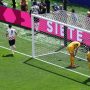 Pemain timnas Amerika Serikat nomor punggung 9 merayakan gol ke gawang Australia yang dijaga kiper berbaju ungu dalam pertandingan Piala Dunia.