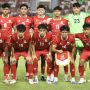 Foto skuad utama Timnas Indonesia U-19 yang berfoto bersama di lapangan sebelum pertandingan Piala AFF U-19.