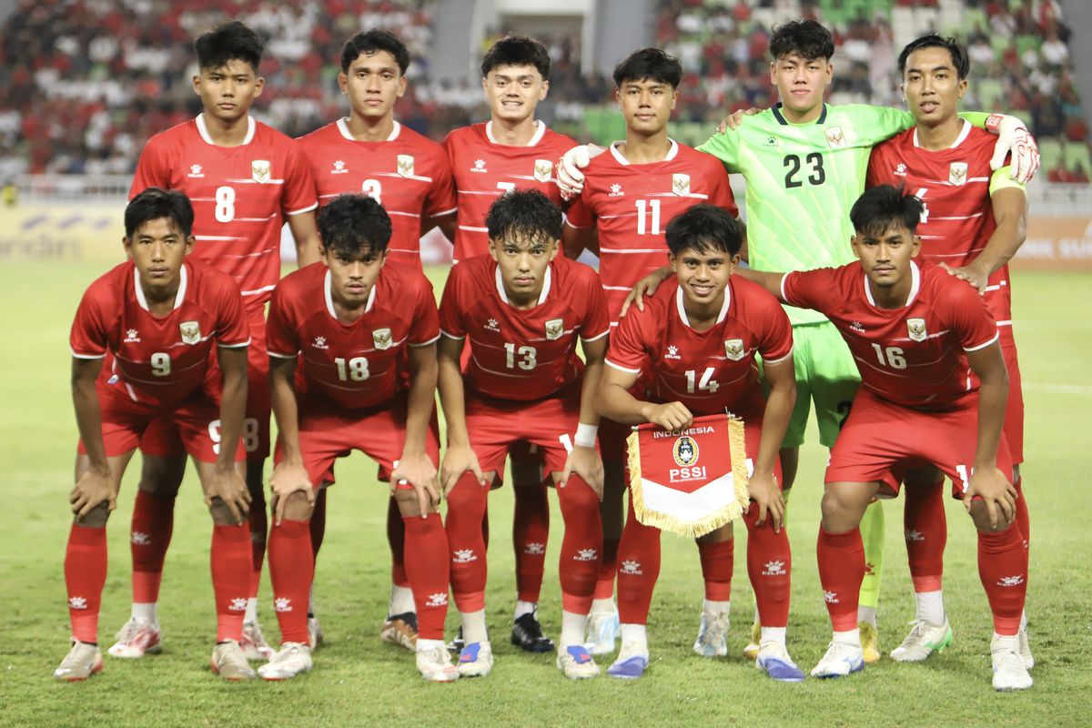 Foto skuad utama Timnas Indonesia U-19 yang berfoto bersama di lapangan sebelum pertandingan Piala AFF U-19.