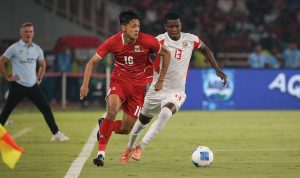 Aksi pemain Timnas Indonesia saat berebut bola dengan pemain lawan di lapangan hijau sebagai persiapan menuju Piala AFF 2026.