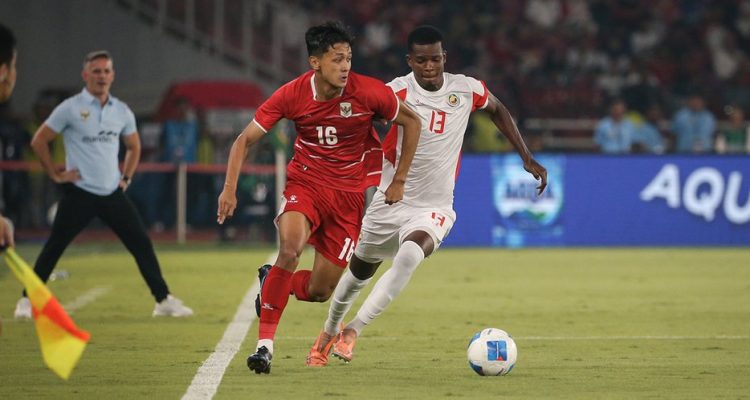 persiapan-timnas-indonesia-jelang-piala-aff-2026.webp Aksi pemain Timnas Indonesia saat berebut bola dengan pemain lawan di lapangan hijau sebagai persiapan menuju Piala AFF 2026.
