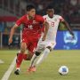 Aksi pemain Timnas Indonesia saat berebut bola dengan pemain lawan di lapangan hijau sebagai persiapan menuju Piala AFF 2026.