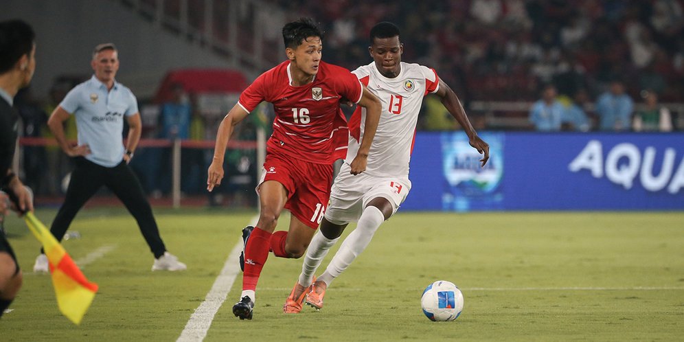 Aksi pemain Timnas Indonesia saat berebut bola dengan pemain lawan di lapangan hijau sebagai persiapan menuju Piala AFF 2026.