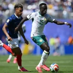Sengitnya perebutan bola antara lini pertahanan Prancis dan barisan penyerang Senegal pada laga fase grup Piala Dunia 2026.