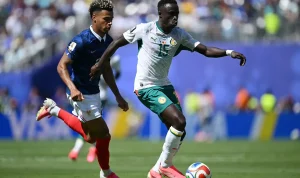 aksi-pemain-prancis-vs-senegal-piala-dunia.webp Sengitnya perebutan bola antara lini pertahanan Prancis dan barisan penyerang Senegal pada laga fase grup Piala Dunia 2026.
