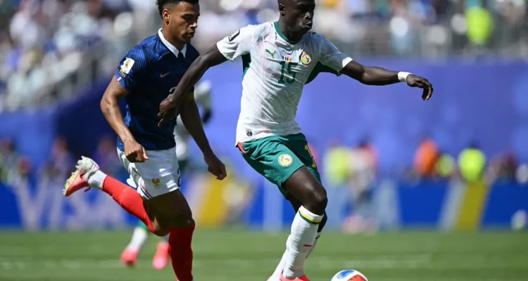 aksi-pemain-prancis-vs-senegal-piala-dunia.webp Sengitnya perebutan bola antara lini pertahanan Prancis dan barisan penyerang Senegal pada laga fase grup Piala Dunia 2026.
