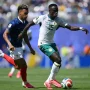 Sengitnya perebutan bola antara lini pertahanan Prancis dan barisan penyerang Senegal pada laga fase grup Piala Dunia 2026.