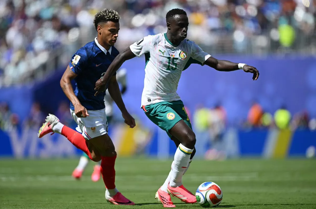 Sengitnya perebutan bola antara lini pertahanan Prancis dan barisan penyerang Senegal pada laga fase grup Piala Dunia 2026.